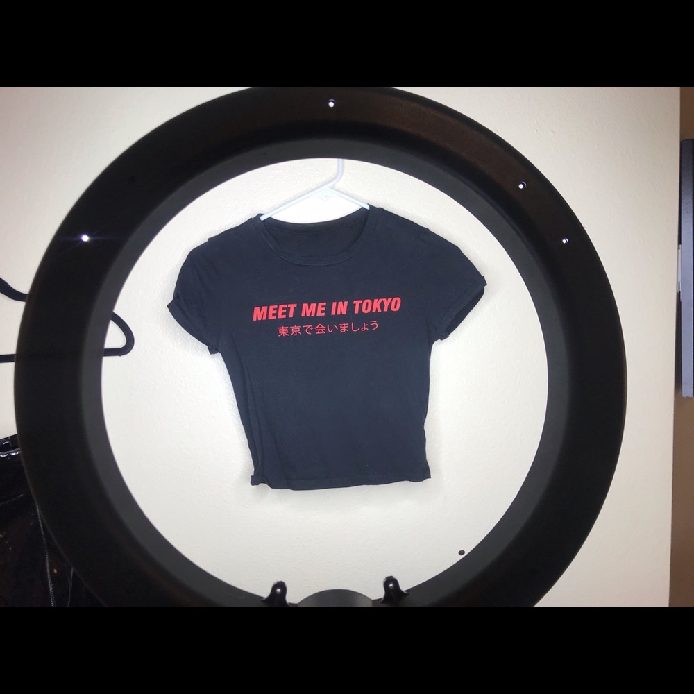 BLACK GRAPHIC CROP TOP